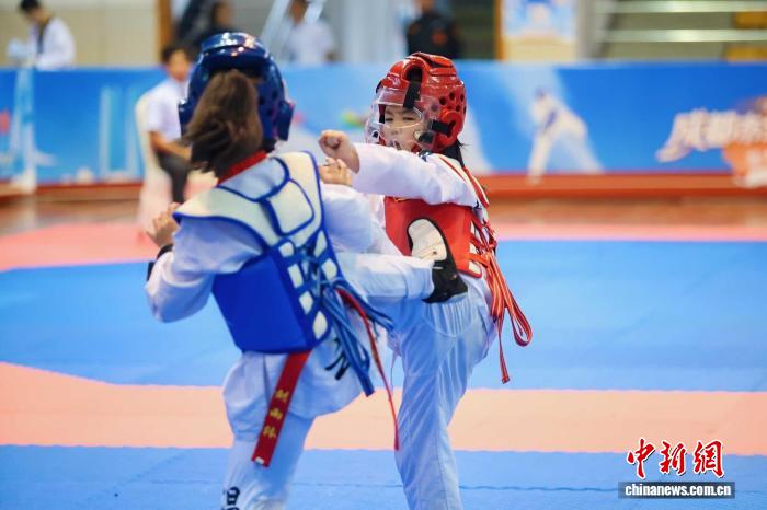 成都近千名跆拳道少年同场竞技，运动过节正成