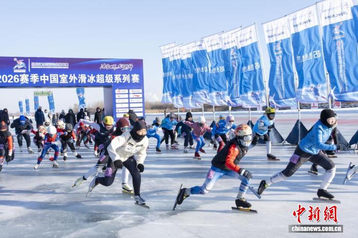 松花江天然冰面点燃冰雪热潮，哈尔滨站正式开