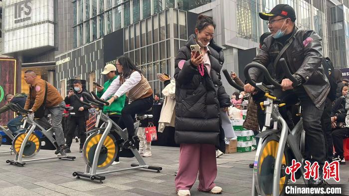 成都街头全民运动会迎大运 市民运动打卡热