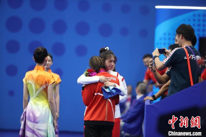 杭州亚运会温情时刻：对手相拥、观众喝彩、跨