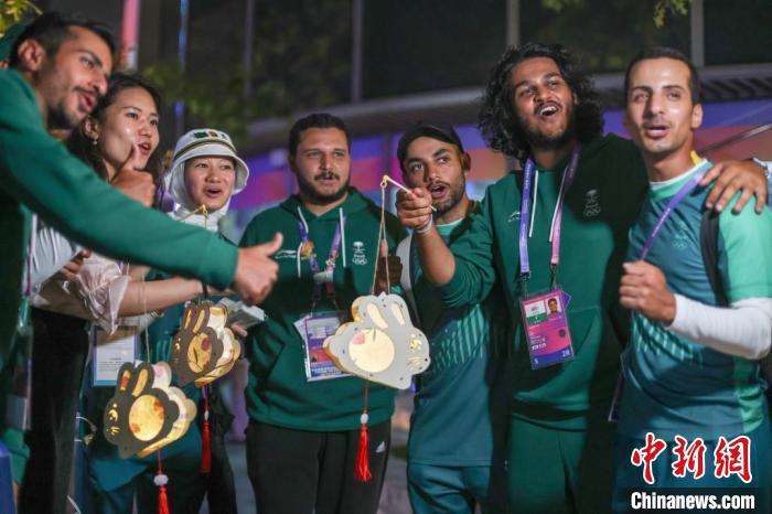 杭州亚运会温情时刻：对手相拥、观众喝彩、跨