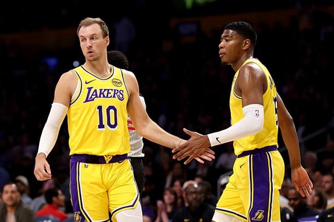 湖人掀翻公牛登顶西部第三 八村塁高效输出助球