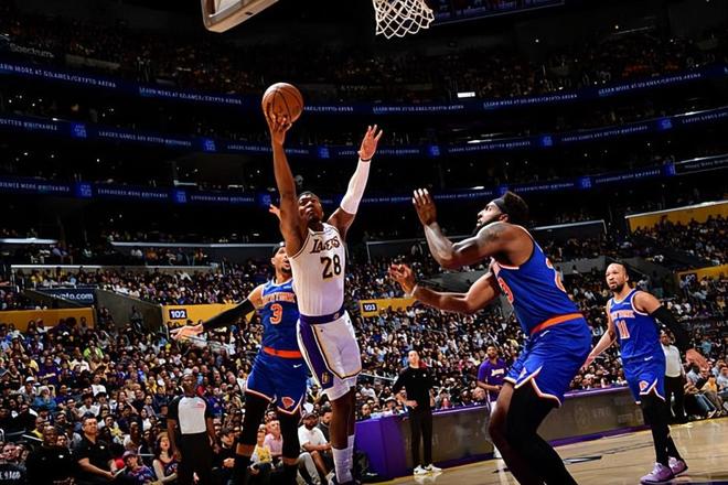 湖人掀翻公牛登顶西部第三 八村塁高效输出助球