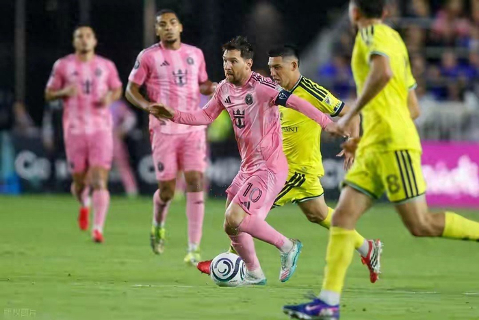 梅西与C罗巅峰对决：技术与力量的较量