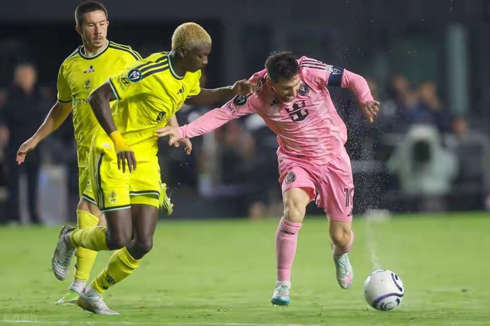 梅西与C罗巅峰对决：技术与力量的较量