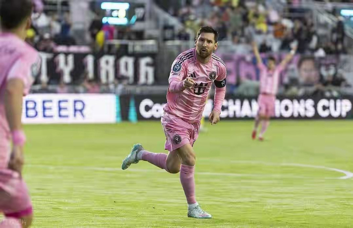 梅西与C罗巅峰对决：技术与力量的较量