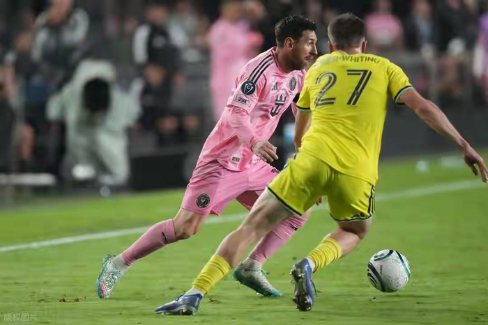 梅西与C罗巅峰对决：技术与力量的较量