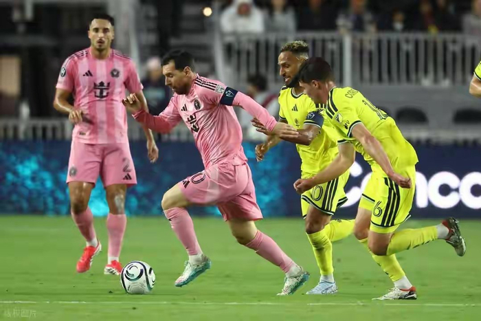 梅西与C罗巅峰对决：技术与力量的较量