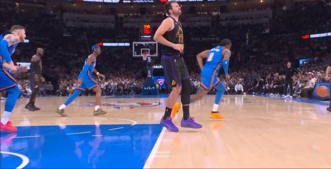 东契奇左腿筋拉伤恐缺席季后赛 湖人进攻端面临