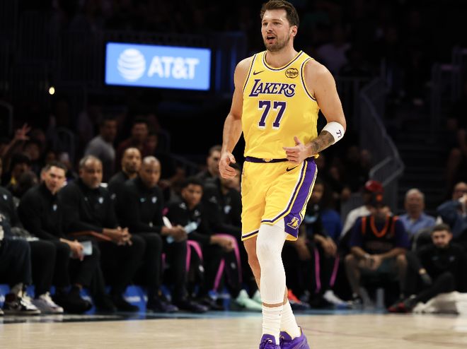 东契奇左腿筋拉伤恐缺席季后赛 湖人进攻端面临