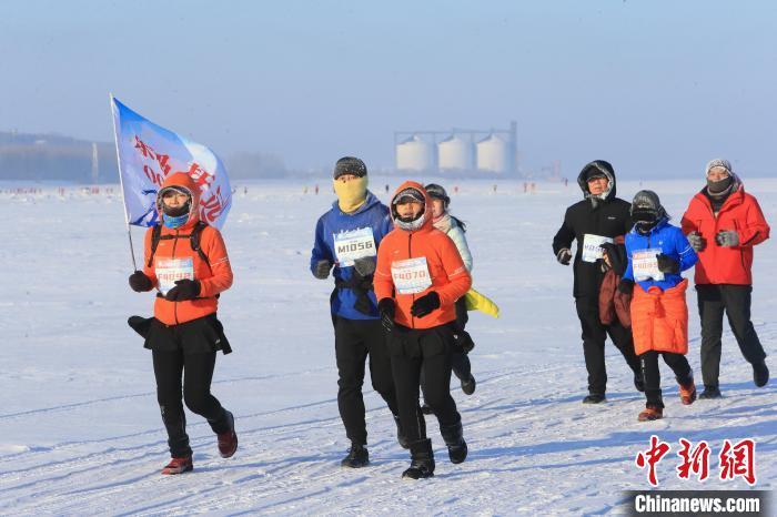 第六届中国东极冰上马拉松在抚远开跑 2000选手挑