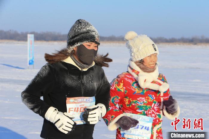 第六届中国东极冰上马拉松在抚远开跑 2000选手挑