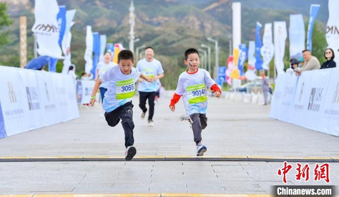 绿水青山中开赛的2024大青山超级越野赛：草原起