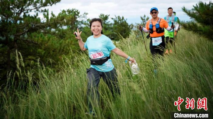 绿水青山中开赛的2024大青山超级越野赛：草原起