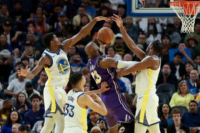 詹姆斯复出+布朗尼首秀，湖人轻取伤病缠身的勇